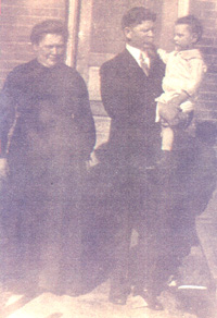 1913 Jack Allen Sr with parents Laura and Con Allen