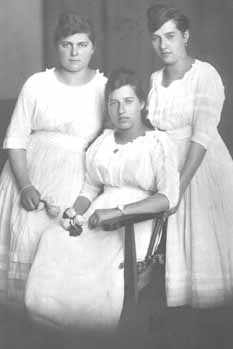 Marie, Anna and Emilie chöttle